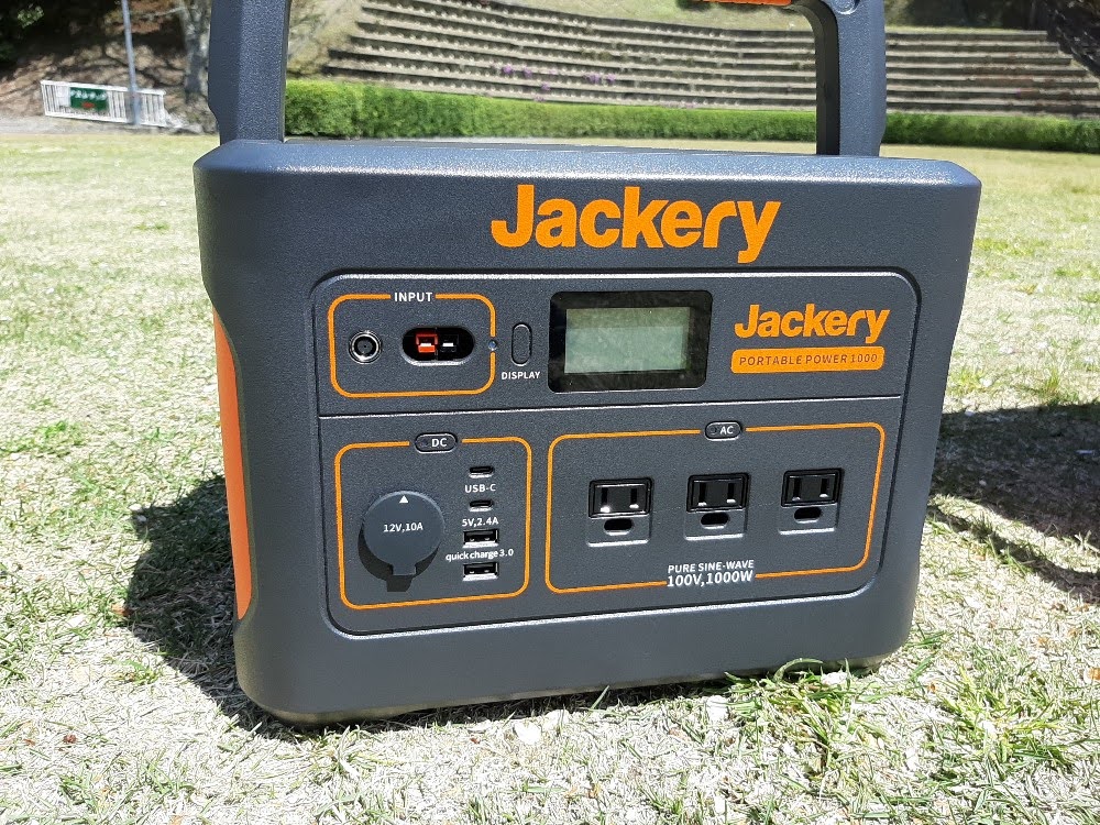 【徹底レビュー】Jackery（ジャクリ）ソーラーパネル付きポータブル電源1000wはキャンプにおすすめ。使い道や活用方法を徹底調査 | パパあそび